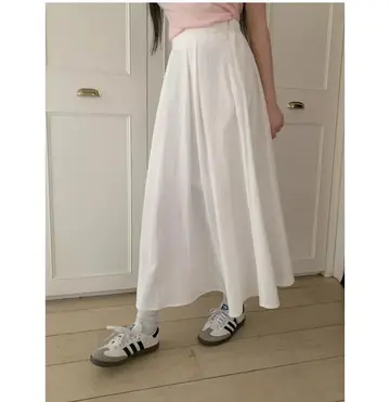 베이지·아이보리 톤 롱스커트 전신 코디 사진