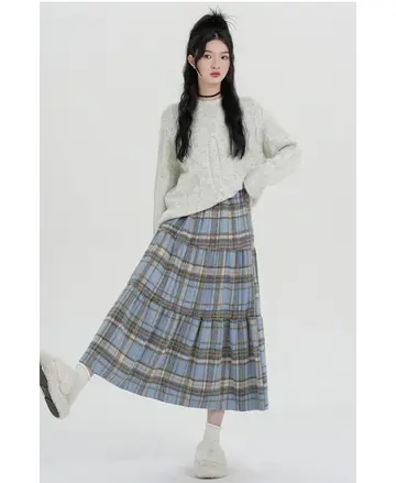 그레이·블랙 톤 스커트와 니트 전신 코디 사진