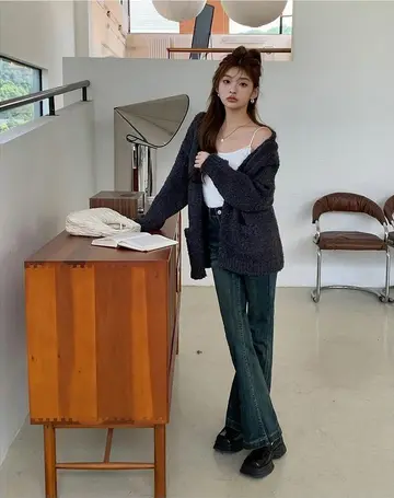 차콜 오버핏 가디건과 청바지 전신 코디 사진