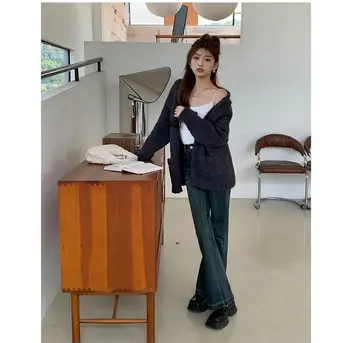 그레이·화이트 톤 가디건과 청바지 전신 코디 사진