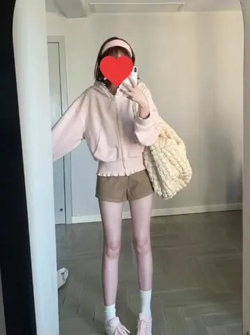 핑크 후드집업과 반바지 전신 코디 사진