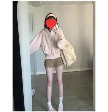 그레이·화이트 톤 후드집업과 반바지 전신 코디 사진