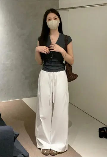 화이트 배기팬츠와 차콜 반팔티 전신 코디 사진