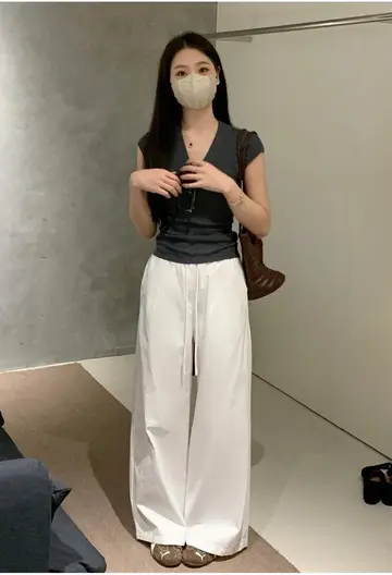 블랙·차콜 톤 배기팬츠와 반팔티 전신 코디 사진