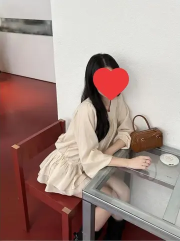 베이지·블랙 톤 오버핏 원피스와 블라우스 전신 코디 사진