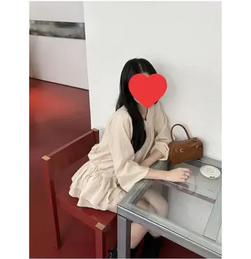 베이지·블랙 톤 원피스와 블라우스 전신 코디 사진