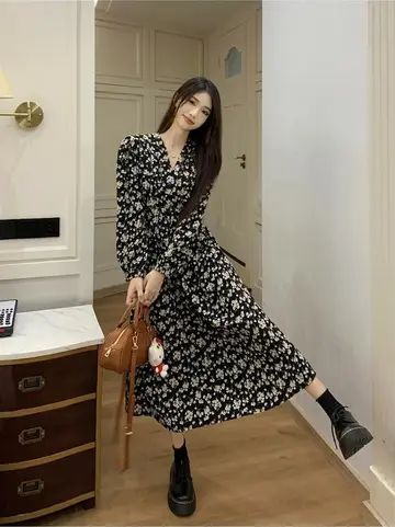 민소매와 블랙 미디원피스 전신 코디 사진