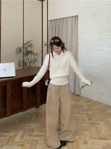 아이보리 오버핏 브이넥 니트와 와이드팬츠 전신 코디 사진