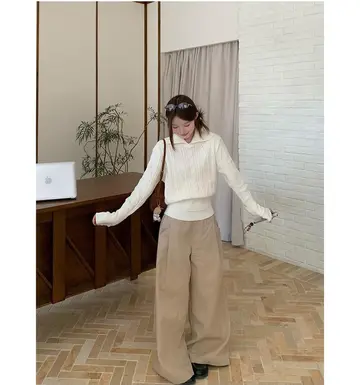 아이보리·브라운 톤 브이넥 니트와 와이드팬츠 전신 코디 사진