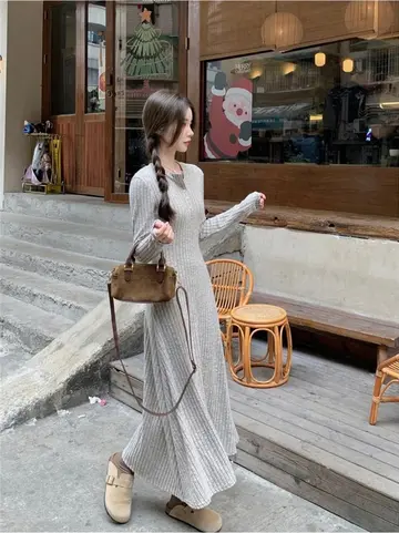 그레이 원피스 전신 코디 사진