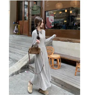 브라운·그레이 톤 원피스 전신 코디 사진