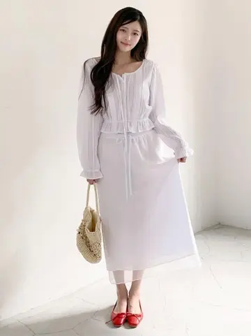 그레이·베이지 톤 미디스커트 전신 코디 사진