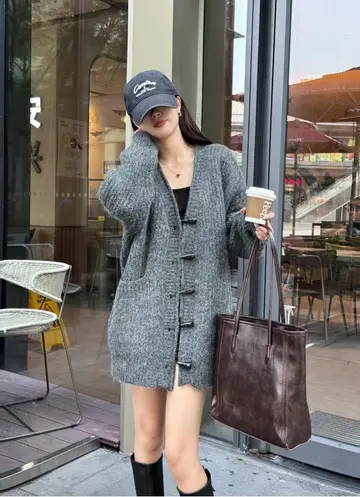 그레이·차콜 톤 가디건과 미니스커트 전신 코디 사진