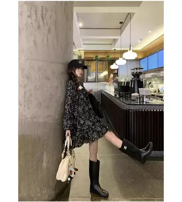 베이지·블랙 톤 미니원피스 전신 코디 사진