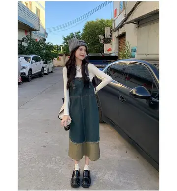 아이보리·블랙 톤 데님 원피스와 청자켓 전신 코디 사진
