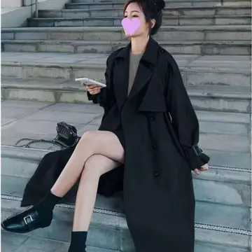 블랙 트렌치코트와 블랙 미니스커트 전신 코디 사진