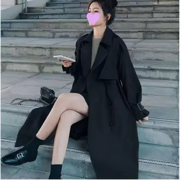 블랙·차콜 톤 트렌치코트와 미니스커트 전신 코디 사진