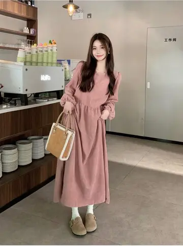 핑크 원피스 전신 코디 사진