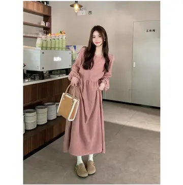 카멜·핑크 톤 원피스 전신 코디 사진