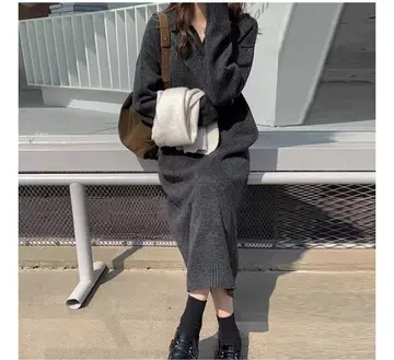 아이보리·그레이 톤 원피스와 맨투맨 전신 코디 사진