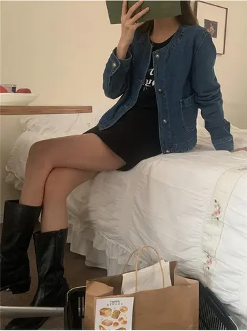 차콜·블랙 톤 청자켓과 나시 전신 코디 사진