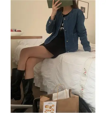 차콜·블랙 톤 청자켓과 나시 전신 코디 사진