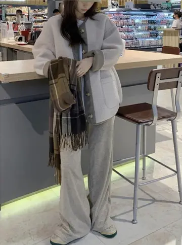 그레이 오버핏 패딩과 그레이 와이드팬츠 전신 코디 사진