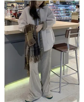 그레이·차콜 톤 패딩과 와이드팬츠 전신 코디 사진