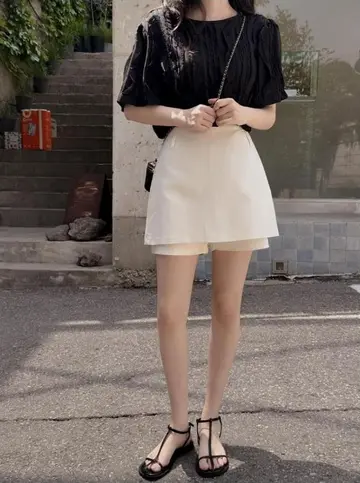 블랙 블라우스와 베이지 미니스커트 전신 코디 사진