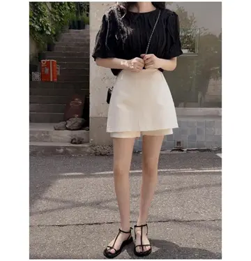 블랙·그레이 톤 블라우스와 미니스커트 전신 코디 사진