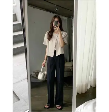 베이지·그레이 톤 재킷과 셔츠 전신 코디 사진