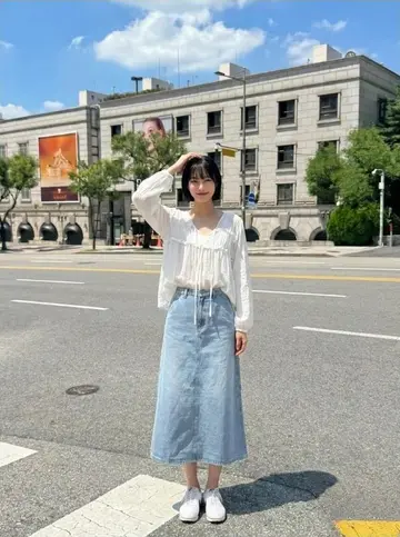 아이보리 오버핏 블라우스와 화이트 바람막이 전신 코디 사진