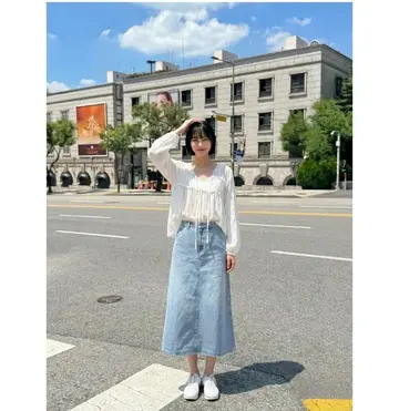 화이트·그레이 톤 블라우스와 바람막이 전신 코디 사진