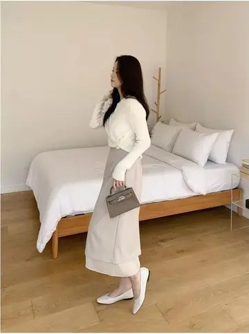 스커트와 아이보리 니트 전신 코디 사진