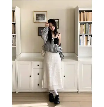 차콜·블랙 톤 오버핏 스커트와 집업 전신 코디 사진