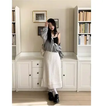 차콜·블랙 톤 스커트와 집업 전신 코디 사진