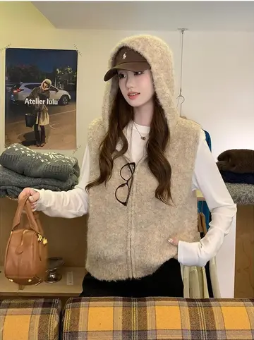 블랙·카멜 톤 집업과 후드티 전신 코디 사진