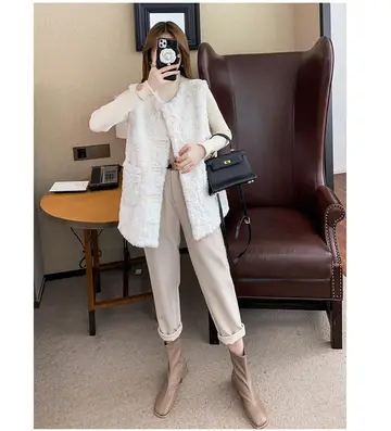 화이트·그레이 톤 베스트와 슬랙스 전신 코디 사진
