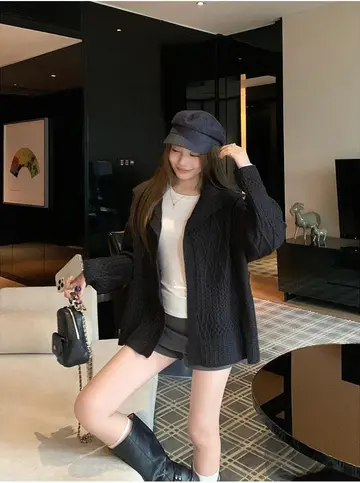 블랙 오버핏 가디건과 블랙 반바지 전신 코디 사진
