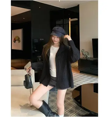 블랙·아이보리 톤 가디건과 반바지 전신 코디 사진