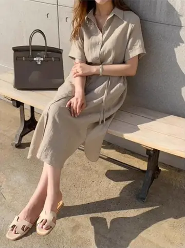 베이지·카키 톤 롱원피스와 셔츠 전신 코디 사진