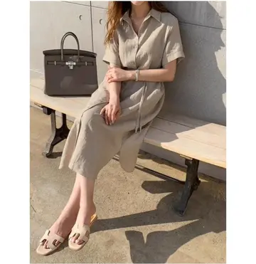 베이지·카키 톤 롱원피스와 셔츠 전신 코디 사진