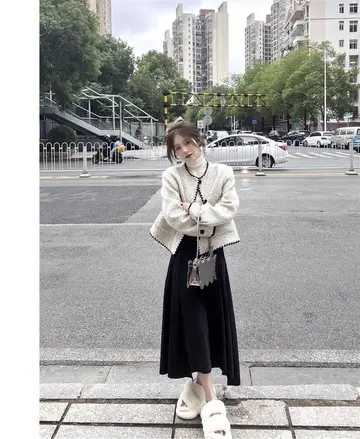 오버핏 재킷과 화이트 가디건 전신 코디 사진