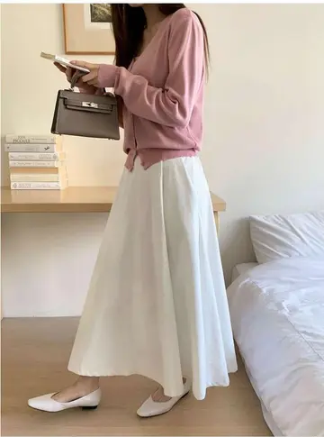 화이트 오버핏 롱스커트와 핑크 니트 전신 코디 사진
