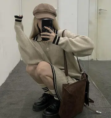 오버핏 롱스커트와 베이지 니트 전신 코디 사진