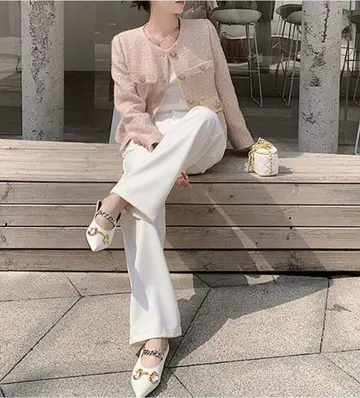 핑크 오버핏 재킷과 블라우스 전신 코디 사진