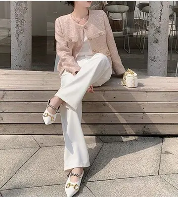 그레이·베이지 톤 재킷과 블라우스 전신 코디 사진