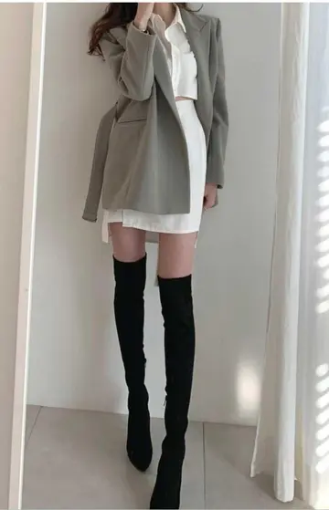 그레이·차콜 톤 재킷과 블라우스 전신 코디 사진