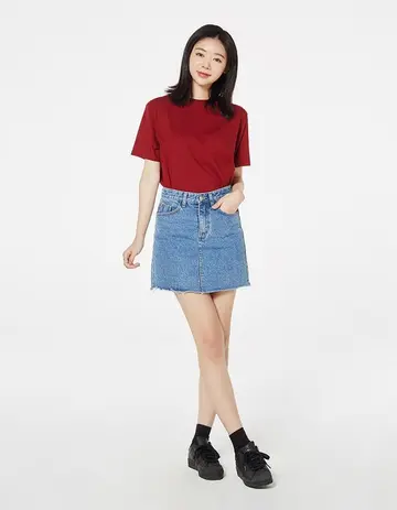 레드 반팔티와 스카이블루 미니스커트 전신 코디 사진