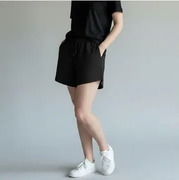 블랙 오버핏 반바지와 블랙 반팔티 전신 코디 사진